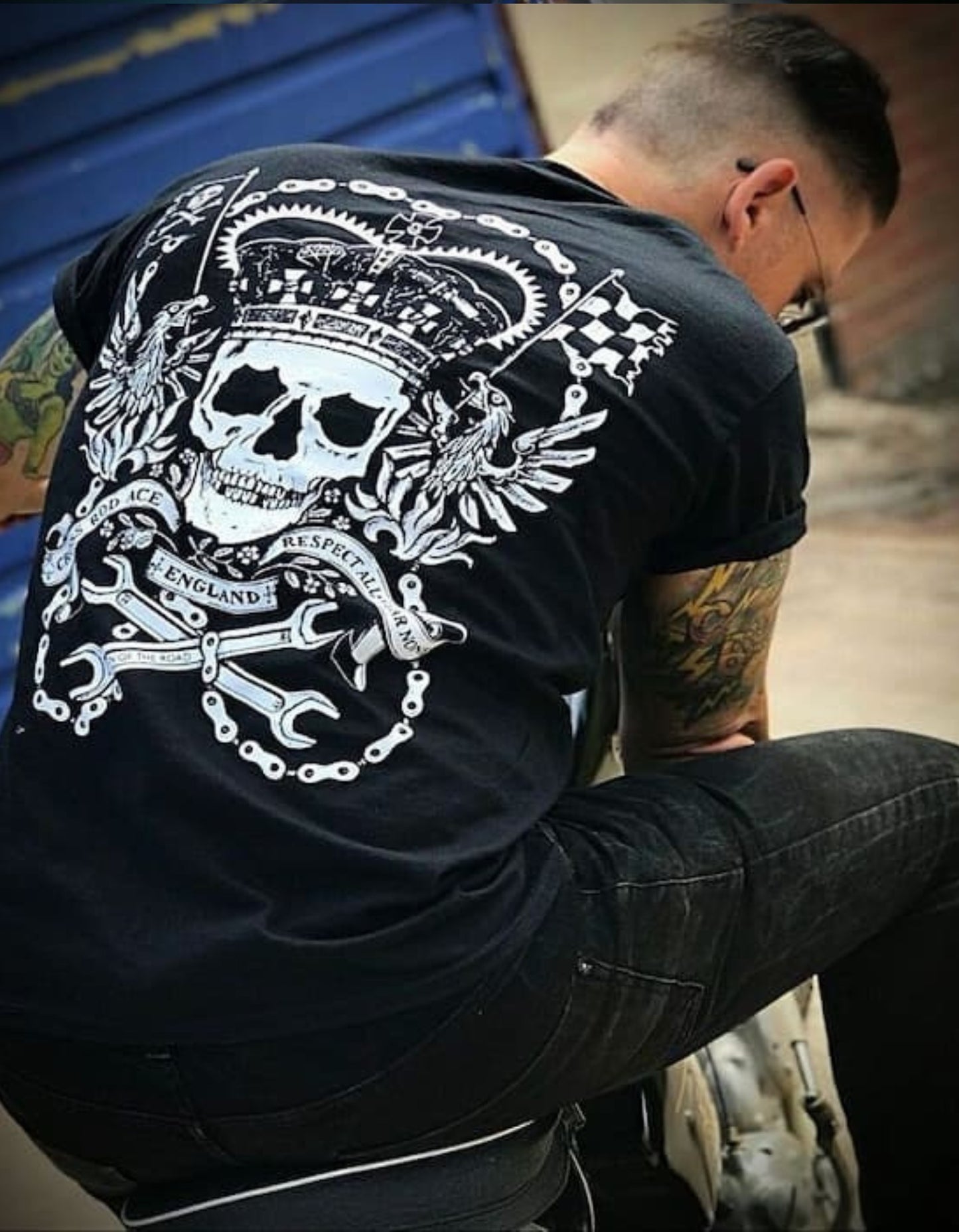 MEN OF THE ROAD Camiseta negra con escudo