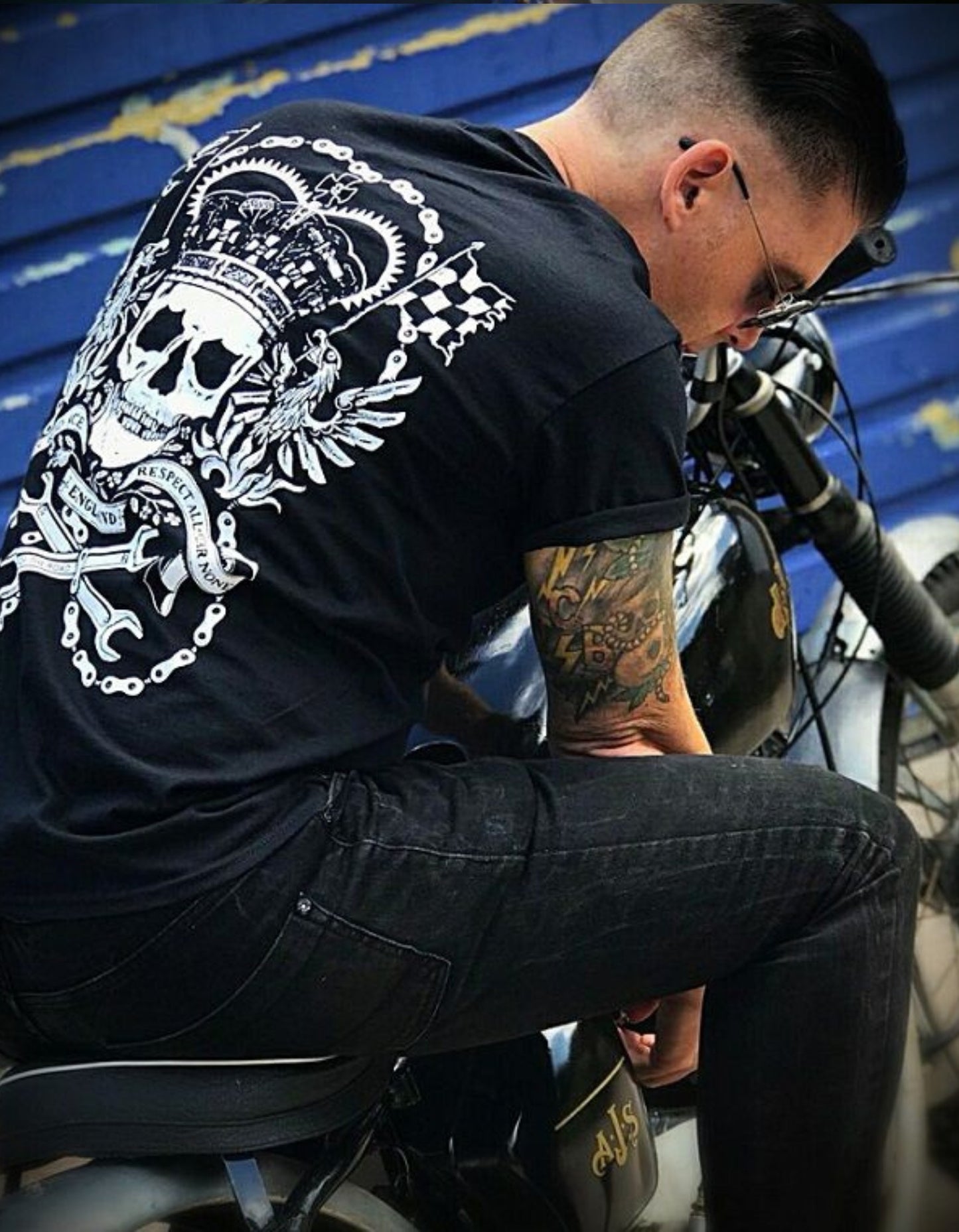 MEN OF THE ROAD Camiseta negra con escudo