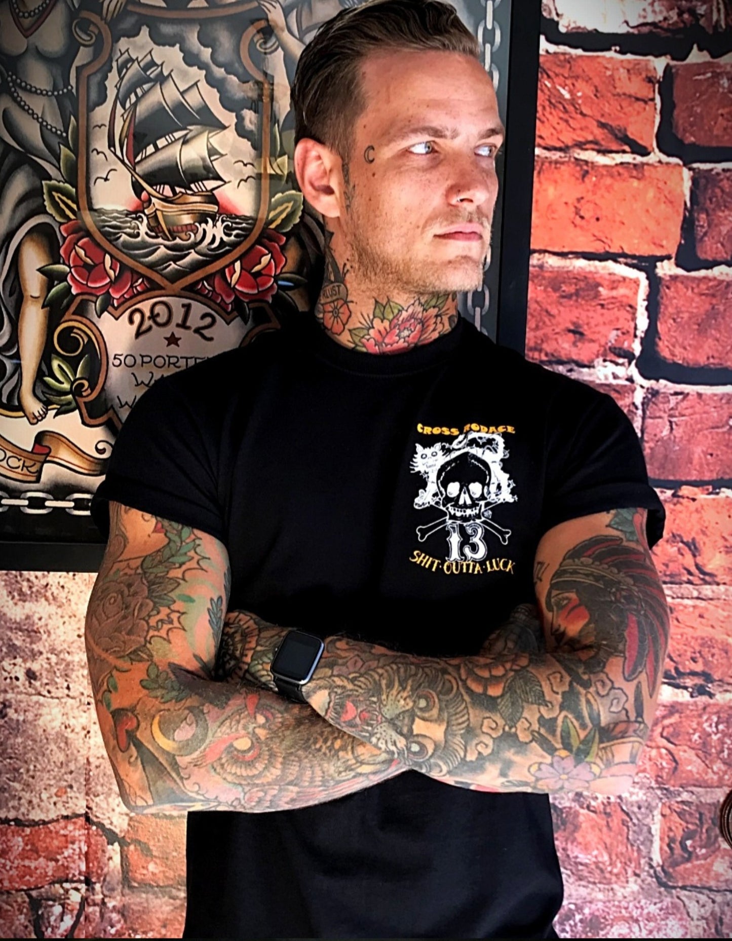 SHIT OUTTA LUCK - Camiseta negra con tatuaje